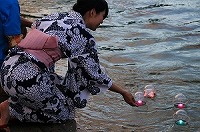 カプセルを流す女性