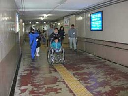 地下道で車いす体験の写真