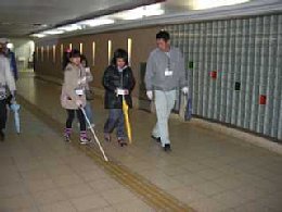 地下連絡通路で白杖体験の写真