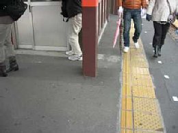 ホーム･点字誘導ブロックの写真
