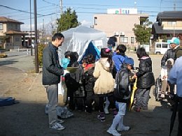 テントを張って非常用トイレの写真