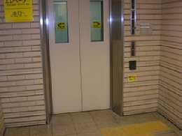 駅構内エレベーター写真