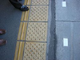 駅ホーム転落防止用ブロック