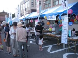 子供が風船を選んでいる写真