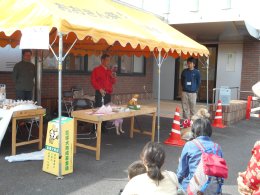 屋外テントでの内田さんの写真