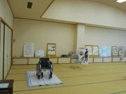 車椅子とパネルの写真