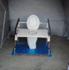 テントを張ったマンホールトイレの写真