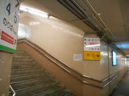 構内通路からホームへ写真