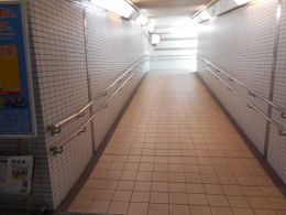 改札から　ロータリーへのスロープの写真
