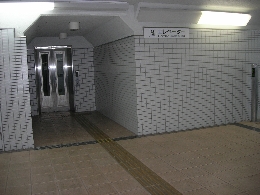 地下エレベーターの写真