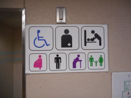 多機能トイレ案内板の写真