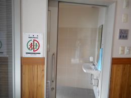 多機能トイレ案内板の写真