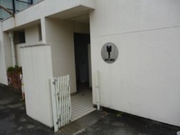 外部トイレ入口の写真