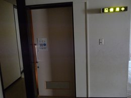 多機能トイレ入口の写真