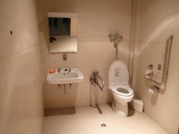 多機能トイレの内部の写真