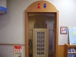 図書館内トイレの入口の写真