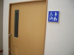 多機能トイレドア表示の写真