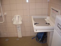 多機能トイレのベビーチェアとおしめ替えの写真