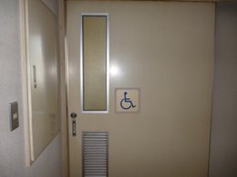 多機能トイレの引き戸の写真