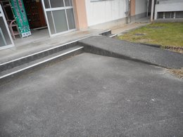 生徒出入口のスロープの写真