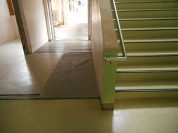 連絡口と階段の写真