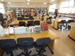 ２F校舎内の図書室内部の写真