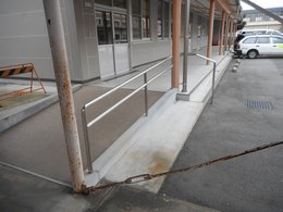 金工・木工室へのスロープの写真