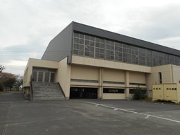 体育館の外部出入口の写真