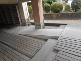 体育館へのスロープの写真