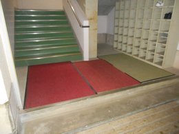 体育館の入口の写真