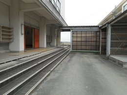 体育館横の外部通路の写真