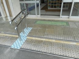 低学年用出入口のてすりの写真