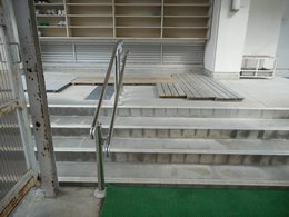 体育館への階段の写真