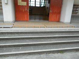 校舎側寄りの体育館入口の写真