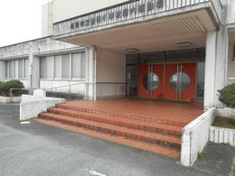 体育館の正面出入口の写真