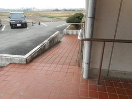 体育館正面出入口スロープの写真