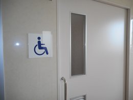 多機能トイレの引き戸の写真
