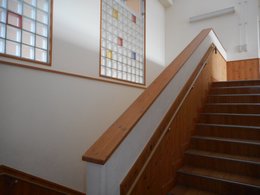 両側に手すりのついた階段の写真
