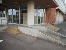 2F校舎内通路にあるスロープの写真