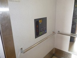 エレベーター内部の写真