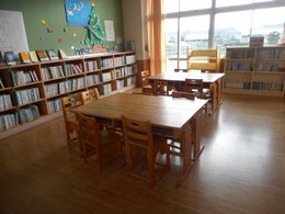 広い通路の読書室の写真