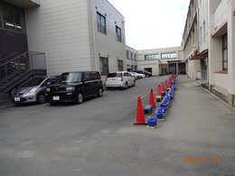 一般駐車場と外部通路の写真