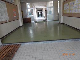 ２棟校舎への渡り廊下の写真