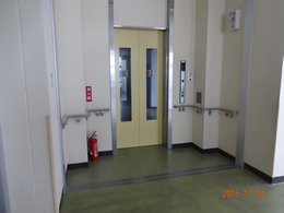 2階へのエレベーターの写真
