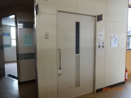 多機能トイレの引き戸の写真