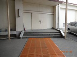校舎から体育館への階段と出入口の写真