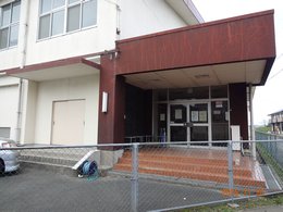 外部からの体育館へ階段と出入口の写真