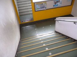 手すり付きの階段の写真