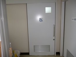 多機能トイレ案内板の写真