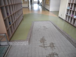 児童出入口のスロープの写真